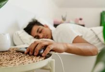 Cuidado: Carregar o iPhone na Cama Pode Representar Riscos, Adverte a Apple