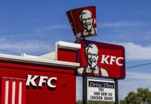 A história inspiradora do Coronel Sanders: De um começo humilde ao sucesso global do KFC Sanders faleceu em 1980, aos 90 anos de idade, deixando um legado de sucesso e perseverança. Sua história demonstra que o sucesso pode ser alcançado a qualquer idade, desde que haja paixão, dedicação e trabalho duro. Desenvolvimentoempreendedor A história inspiradora do Coronel Sanders: De um começo humilde ao sucesso global do KFC