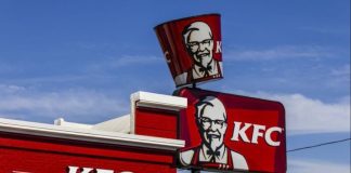 A história inspiradora do Coronel Sanders: De um começo humilde ao sucesso global do KFC Sanders faleceu em 1980, aos 90 anos de idade, deixando um legado de sucesso e perseverança. Sua história demonstra que o sucesso pode ser alcançado a qualquer idade, desde que haja paixão, dedicação e trabalho duro. Desenvolvimentoempreendedor A história inspiradora do Coronel Sanders: De um começo humilde ao sucesso global do KFC