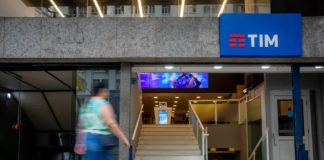 TIM amplia rede 5G para mais de 57 cidades em diversos estados A TIM ampliou a cobertura 5G em 57 cidades de 12 estados brasileiros entre fevereiro e março. Isso inclui localidades em Amazonas, Bahia, Ceará, Mato Grosso do Sul, Minas Gerais, Pará, Paraná, Rio de Janeiro, Rio Grande do Sul, Rondônia, Santa Catarina e São Paulo. Agora, a operadora atende aproximadamente 270 municípios em todo o país com essa tecnologia.