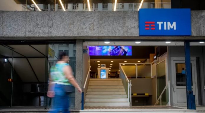 TIM amplia rede 5G para mais de 57 cidades em diversos estados A TIM ampliou a cobertura 5G em 57 cidades de 12 estados brasileiros entre fevereiro e março. Isso inclui localidades em Amazonas, Bahia, Ceará, Mato Grosso do Sul, Minas Gerais, Pará, Paraná, Rio de Janeiro, Rio Grande do Sul, Rondônia, Santa Catarina e São Paulo. Agora, a operadora atende aproximadamente 270 municípios em todo o país com essa tecnologia.