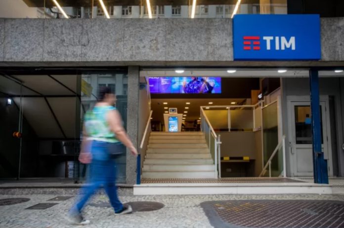 tim-amplia-final-5g A TIM ampliou a cobertura 5G em 57 cidades de 12 estados brasileiros entre fevereiro e março. Isso inclui localidades em Amazonas, Bahia, Ceará, Mato Grosso do Sul, Minas Gerais, Pará, Paraná, Rio de Janeiro, Rio Grande do Sul, Rondônia, Santa Catarina e São Paulo. Agora, a operadora atende aproximadamente 270 municípios em todo o país com essa tecnologia.