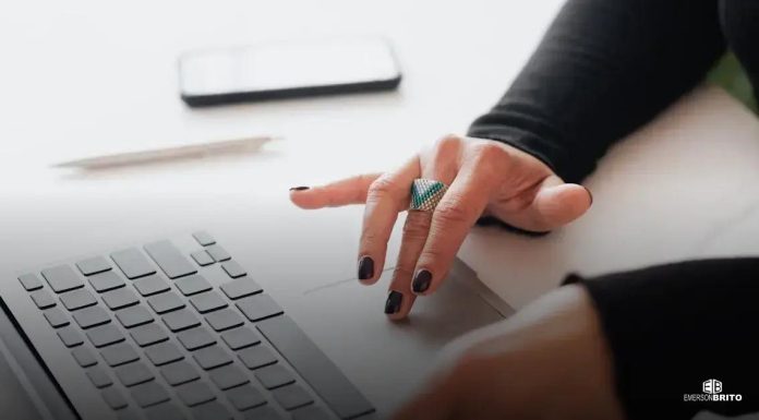 Como Trabalhar Remoto: Dicas Práticas para Potencializar sua Carreira 1. Vantagens do Trabalho Remoto: Entenda os benefícios de trabalhar de casa e como isso pode impactar positivamente sua vida pessoal e profissional.